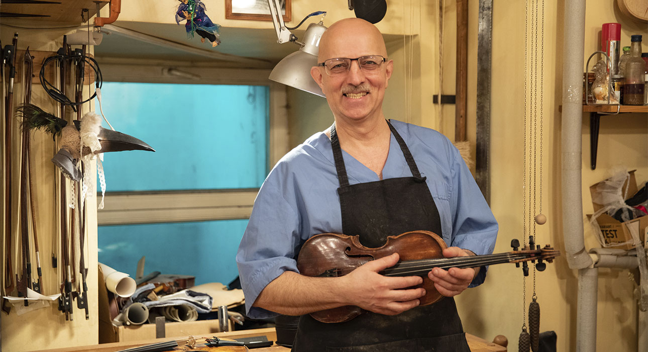 An interview with a violin maker Vladimir Kalashnikov