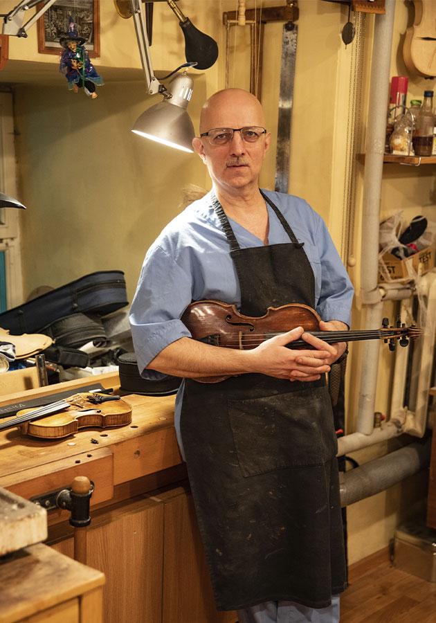 An interview with a violin maker Vladimir Kalashnikov